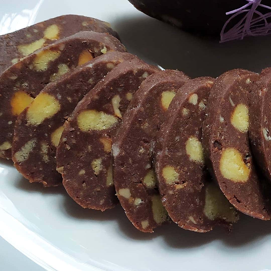 Шоколадна ковбаска як в дитинстві: простий рецепт неймовірно смачного десерту