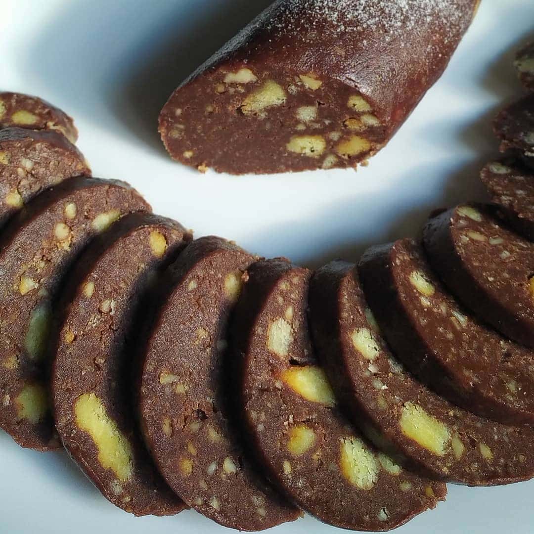 Шоколадна ковбаска як в дитинстві: простий рецепт неймовірно смачного десерту