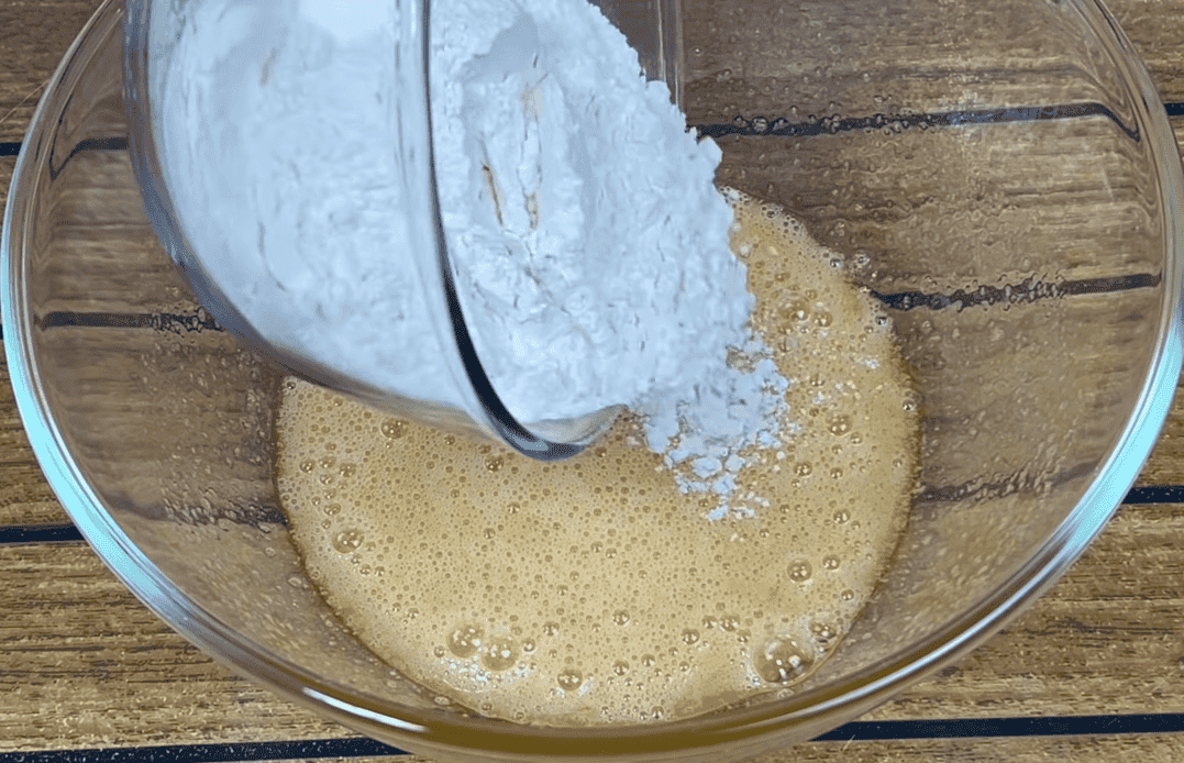 Торт "Медовик" за 30 хвилин: смачний рецепт без розкачування коржів і без духовки