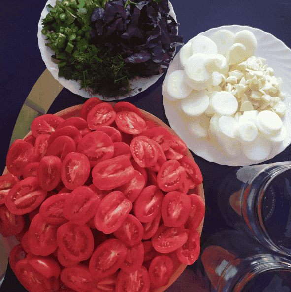 Мариновані помідори половинками із зеленню і цибулею: смачний рецепт на зиму