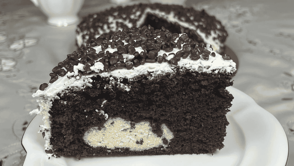 Найпростіший шоколадний пиріг з сирною начинкою: смачна і швидка начинка