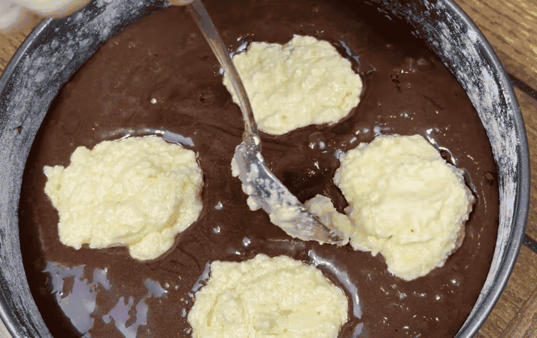 Найпростіший шоколадний пиріг з сирною начинкою: смачна і швидка начинка