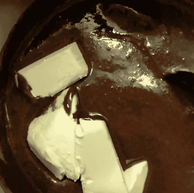 Шоколадна ковбаска як в дитинстві: простий рецепт неймовірно смачного десерту