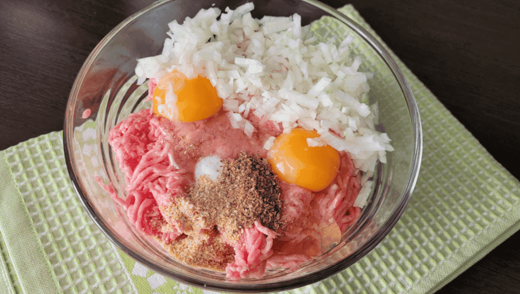 Котлети з картоплею в сметанно-томатному соусі: так просто, і так смачно, ділюсь класним рецептом