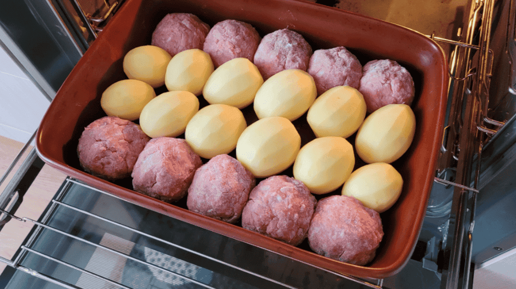 Котлети з картоплею в сметанно-томатному соусі: так просто, і так смачно, ділюсь класним рецептом