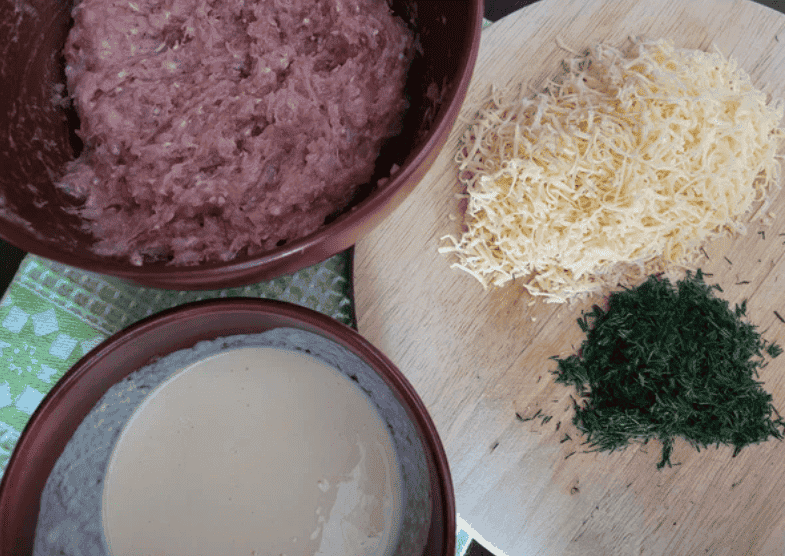 Гнізда з курячого фаршу з ніжною начинкою: дуже смачна страва, яка сподобається всім