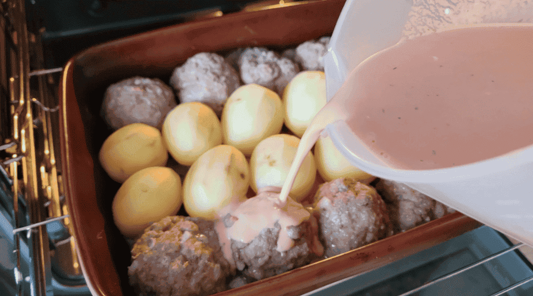 Котлети з картоплею в сметанно-томатному соусі: так просто, і так смачно, ділюсь класним рецептом