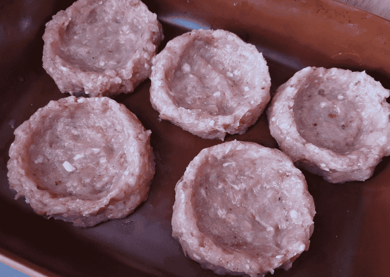 Гнізда з курячого фаршу з ніжною начинкою: дуже смачна страва, яка сподобається всім