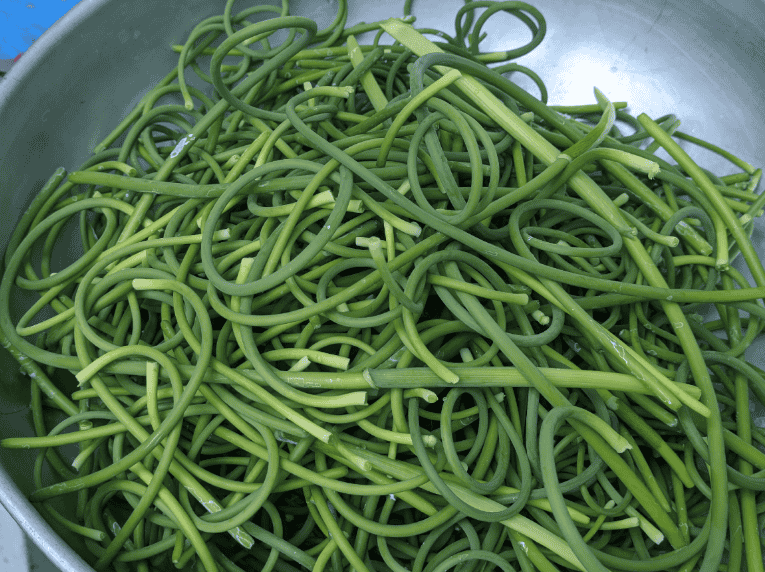 Аджика зі стрілок часнику: смачна та корисна заготівля на зиму