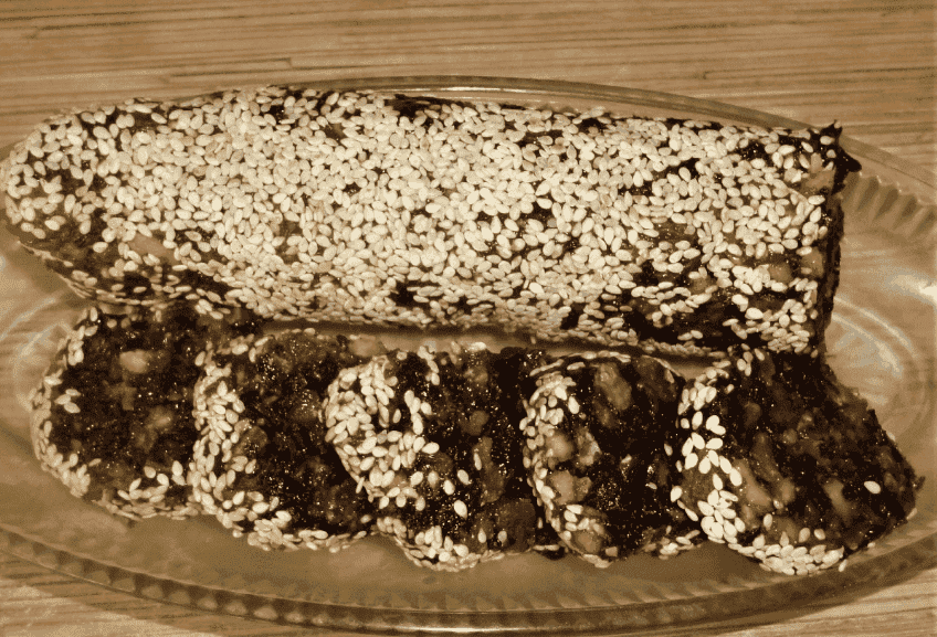 Домашня корисна "Солодка ковбаска" з чорносливом: дуже смачний і простий рецепт без цукру