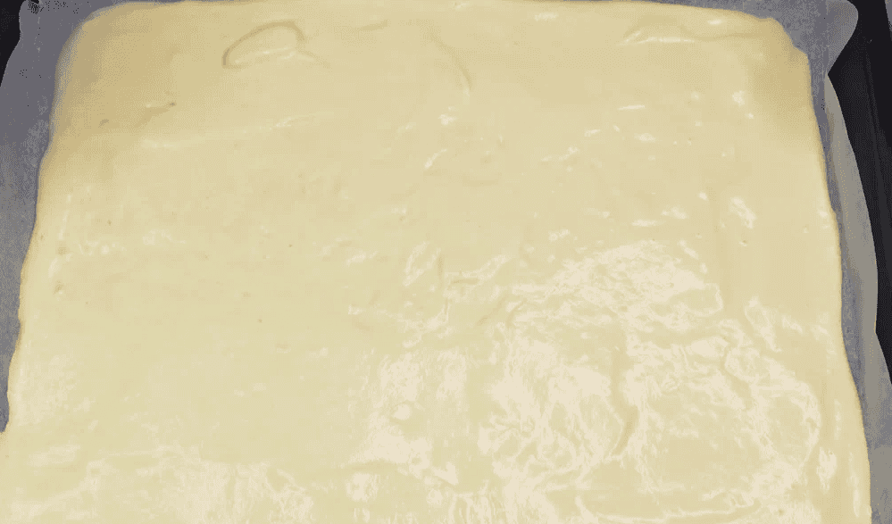 Пухкий бюджетний рулет з варенням до чаю: настільки смачно, що неможливо відірватись (швидкий рецепт)