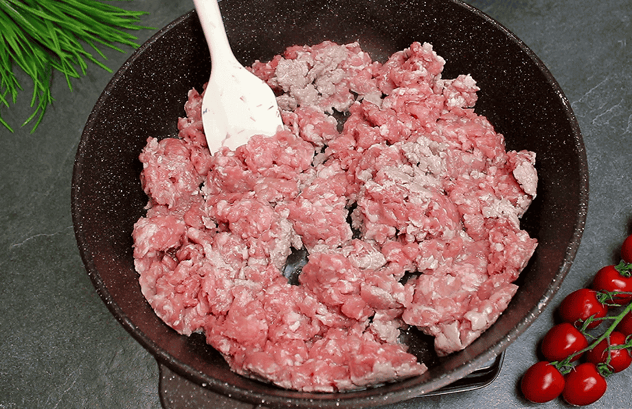 Швидкий заливний пиріг з фаршем без духовки: з простих продуктів, а як смачно і зовсім нескладно