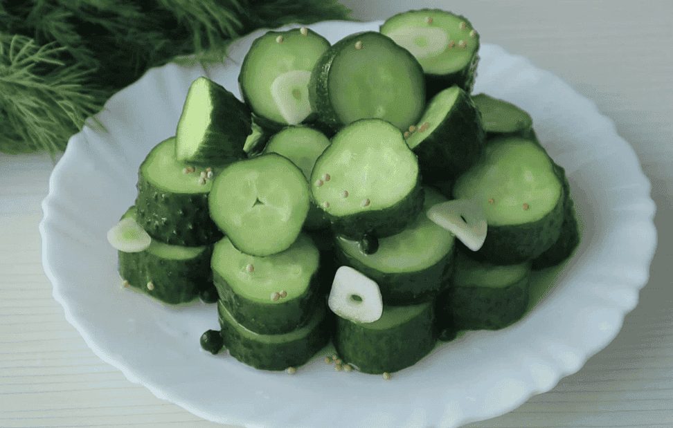 Смачна закуска з огірків на мінералці, яку готую все літо: ділюсь шикарним рецептом малосольних огірочків