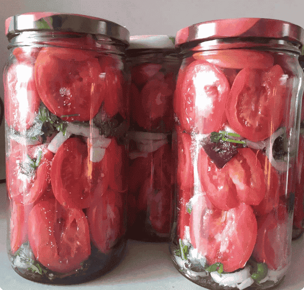 Мариновані помідори половинками із зеленню і цибулею: смачний рецепт на зиму