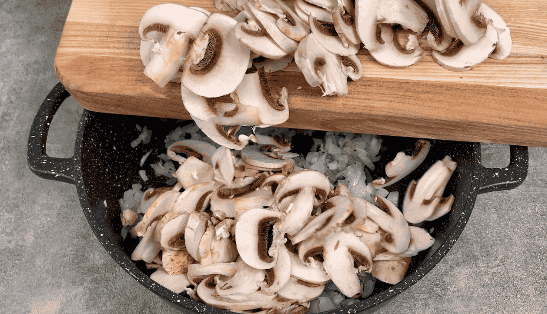 Печінковий торт, який прикрасить будь-яке застілля: неймовірна закуска за новим рецептом