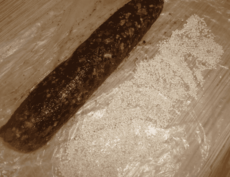 Домашня корисна "Солодка ковбаска" з чорносливом: дуже смачний і простий рецепт без цукру