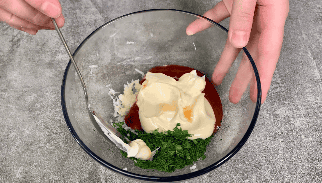 Печінковий торт, який прикрасить будь-яке застілля: неймовірна закуска за новим рецептом