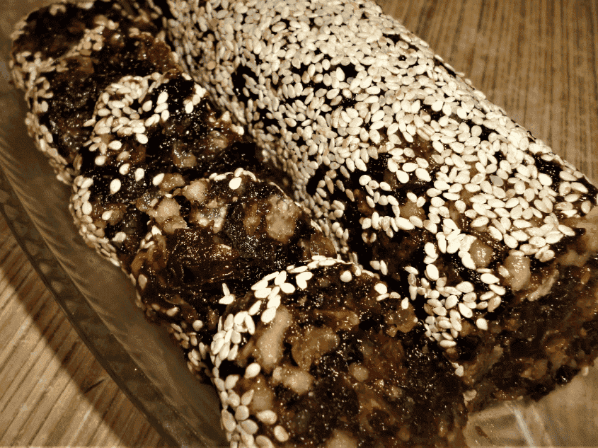 Домашня корисна "Солодка ковбаска" з чорносливом: дуже смачний і простий рецепт без цукру