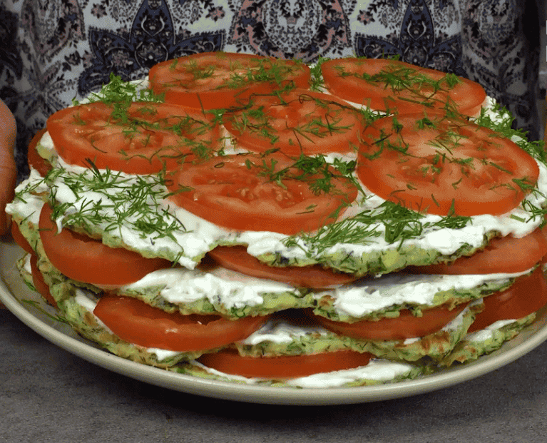 Торт з кабачків і помідорів з часниковим соусом: страва, яка "не проїдається", ділюся смачним і простим рецептом