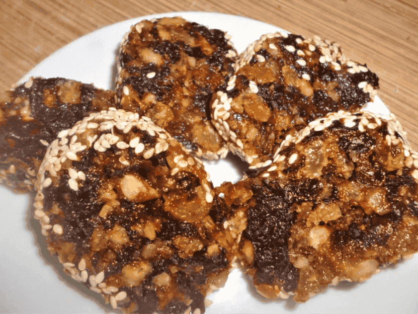 Домашня корисна "Солодка ковбаска" з чорносливом: дуже смачний і простий рецепт без цукру