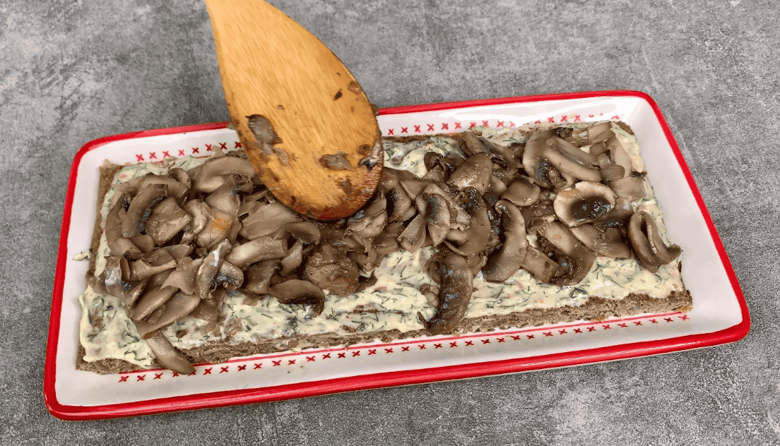 Печінковий торт, який прикрасить будь-яке застілля: неймовірна закуска за новим рецептом