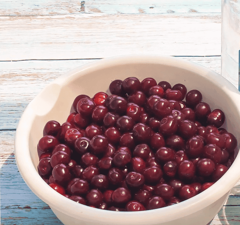 "Вишнева наливка": найпростіший рецепт домашньої настойки з вишні на горілці