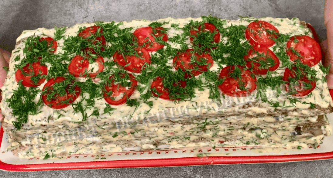 Печінковий торт, який прикрасить будь-яке застілля: неймовірна закуска за новим рецептом