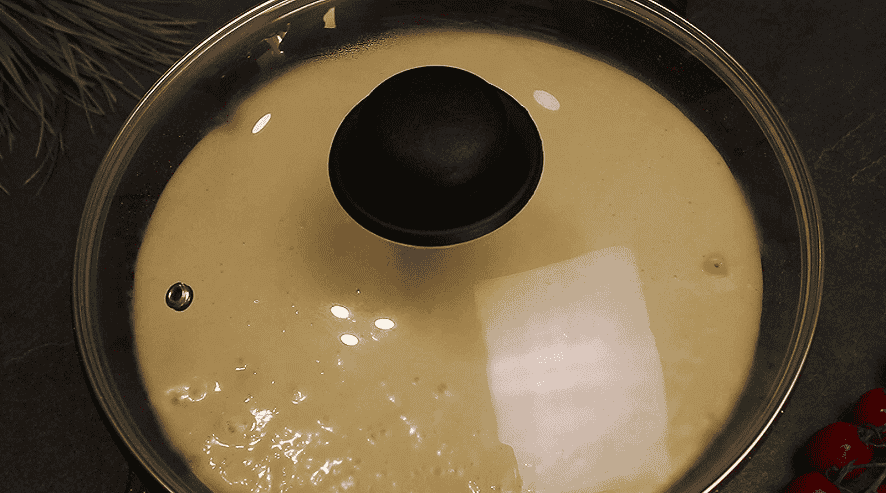 Швидкий заливний пиріг з фаршем без духовки: з простих продуктів, а як смачно і зовсім нескладно