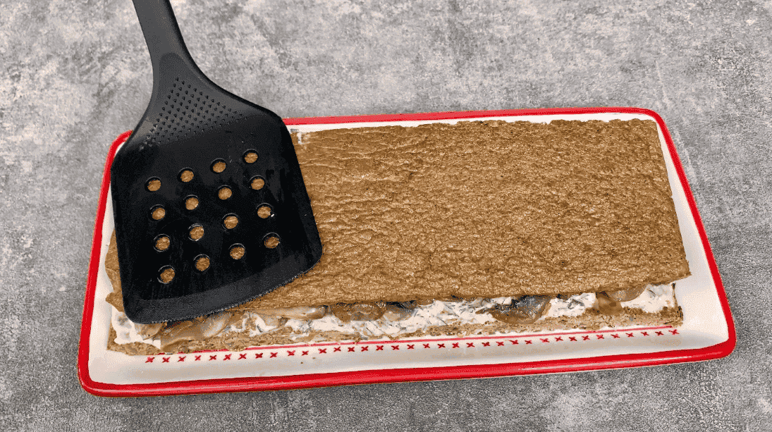 Печінковий торт, який прикрасить будь-яке застілля: неймовірна закуска за новим рецептом