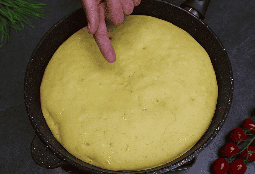 Швидкий заливний пиріг з фаршем без духовки: з простих продуктів, а як смачно і зовсім нескладно