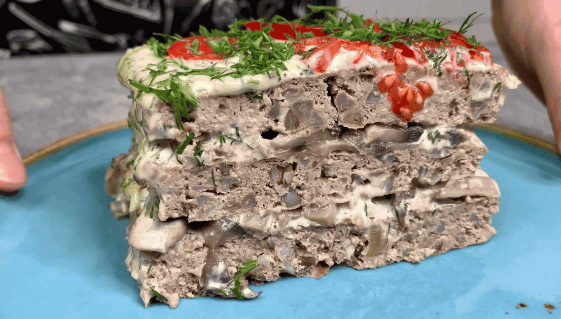 Печінковий торт, який прикрасить будь-яке застілля: неймовірна закуска за новим рецептом