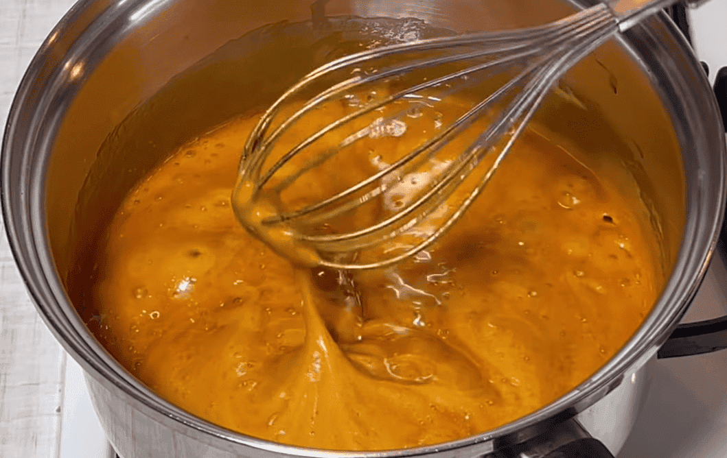 Торт "Медовик" за 30 хвилин: смачний рецепт без розкачування коржів і без духовки