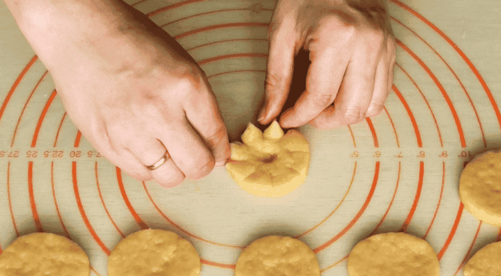 Найпростіше бюджетне печиво на розсолі: цікаве, дуже смачне, з ніжною хрусткою скоринкою і м'якеньке всередині (пісний рецепт)