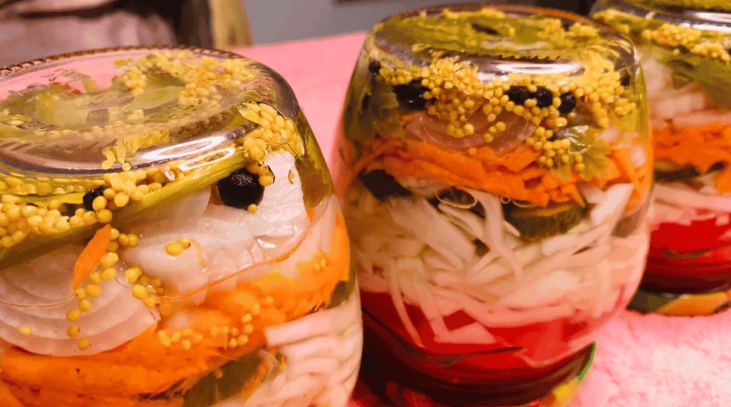 Овочева заготовка на зиму "Смак літа": їмо свіжий ароматний салат цілий рік (ділюсь шикарним рецептом)