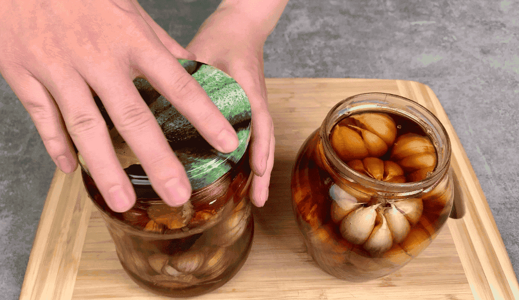 Рецепт маринованого часника: шикарна закуска або додаток для улюблених страв, готується дуже просто і зберігається довго