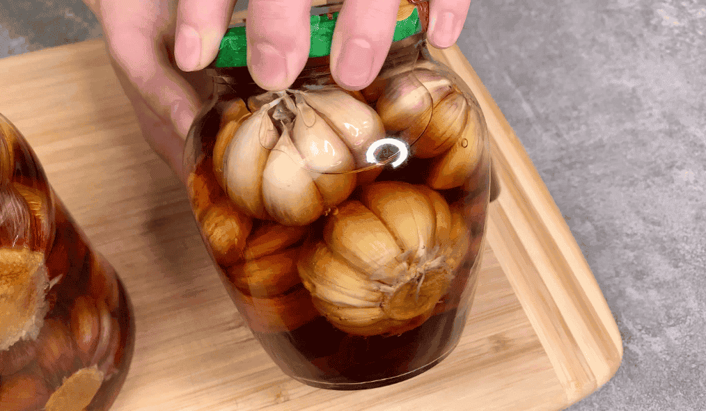 Рецепт маринованого часника: шикарна закуска або додаток для улюблених страв, готується дуже просто і зберігається довго