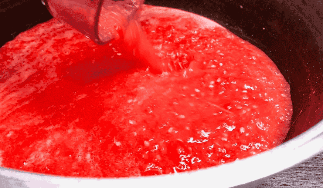 Хрумкі, злегка гостренькі огірочки на зиму в пікантному соусі: смачна закуска, яка надовго в підвалі не затримується