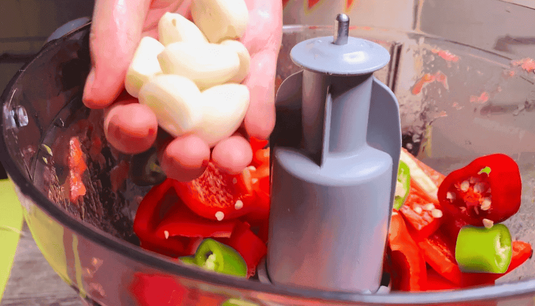 Хрумкі, злегка гостренькі огірочки на зиму в пікантному соусі: смачна закуска, яка надовго в підвалі не затримується