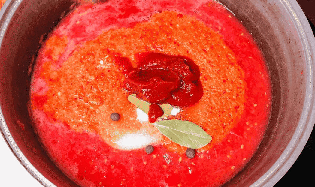 Хрумкі, злегка гостренькі огірочки на зиму в пікантному соусі: смачна закуска, яка надовго в підвалі не затримується