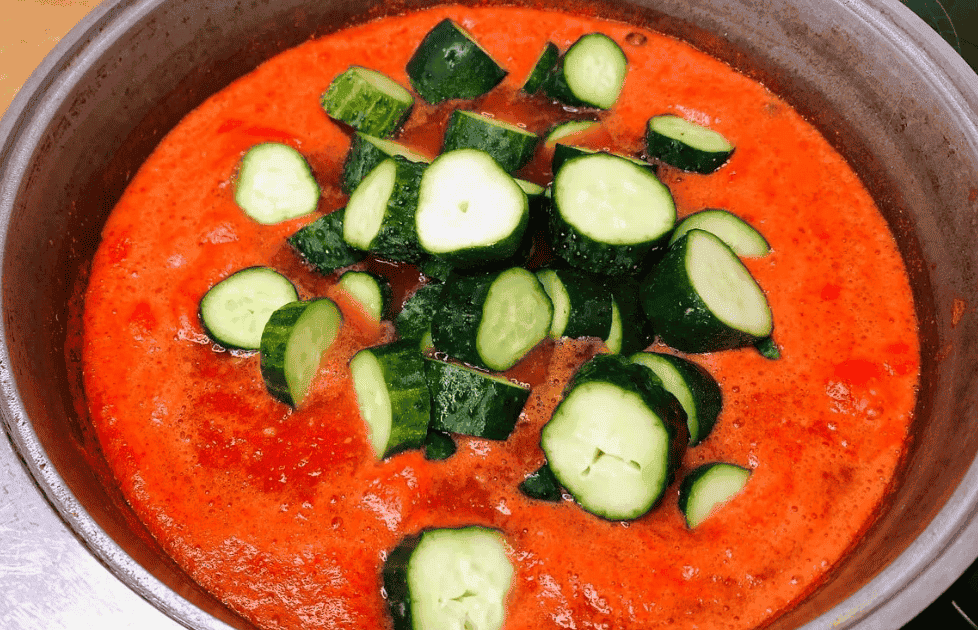 Хрумкі, злегка гостренькі огірочки на зиму в пікантному соусі: смачна закуска, яка надовго в підвалі не затримується