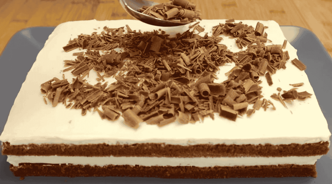 Шоколадні тістечка з ніжним кремом: проста та дуже смачна випічка до чаю