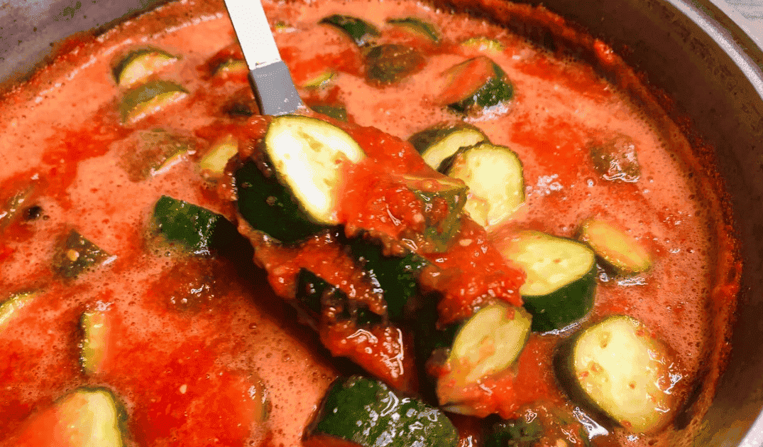 Хрумкі, злегка гостренькі огірочки на зиму в пікантному соусі: смачна закуска, яка надовго в підвалі не затримується