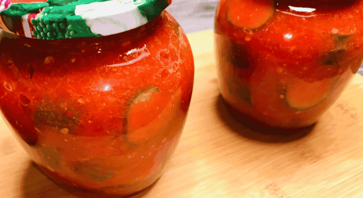 Хрумкі, злегка гостренькі огірочки на зиму в пікантному соусі: смачна закуска, яка надовго в підвалі не затримується