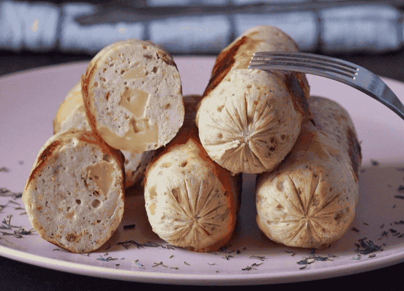 Курячі ковбаски з сиром: порадуйте своїх рідних домашньою смакотою, впевнена їм сподобається, особливо діткам