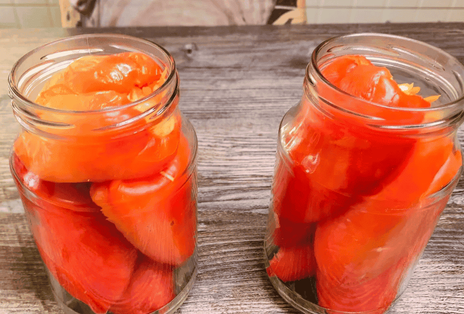 Перець фарширований капустою на зиму в томатній заливці: неймовірна смакота, ділюсь "золотим" рецептом