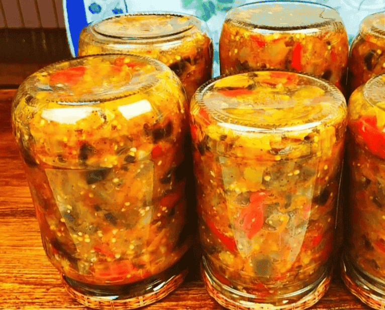 Овочевий салат з баклажанами на зиму: знайшла рецепт у старому записничку, без оцту, стерилізації та без підвалу