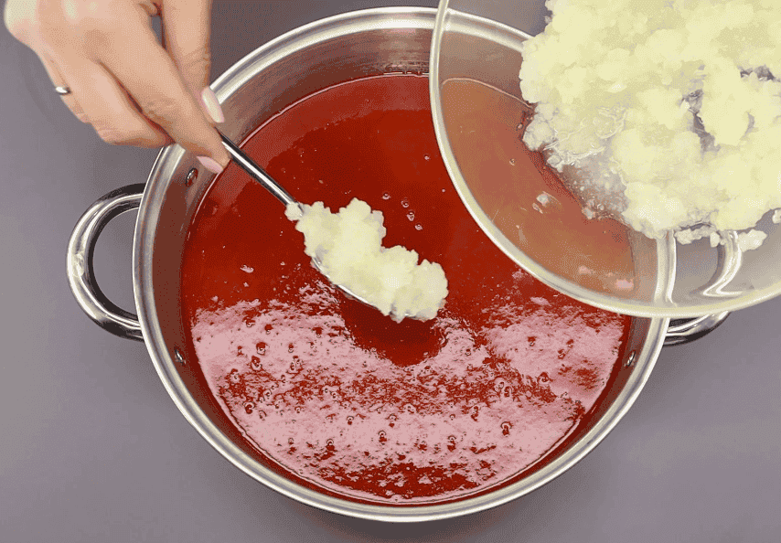 Рецепт домашнього кетчупу: виходить густенький, однорідний та неймовірно смачний, магазинний "відпочиває"