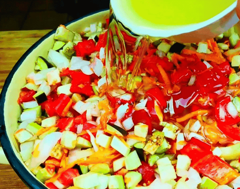 Овочевий салат з баклажанами на зиму: знайшла рецепт у старому записничку, без оцту, стерилізації та без підвалу