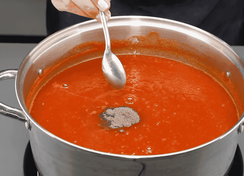 Рецепт домашнього кетчупу: виходить густенький, однорідний та неймовірно смачний, магазинний "відпочиває"