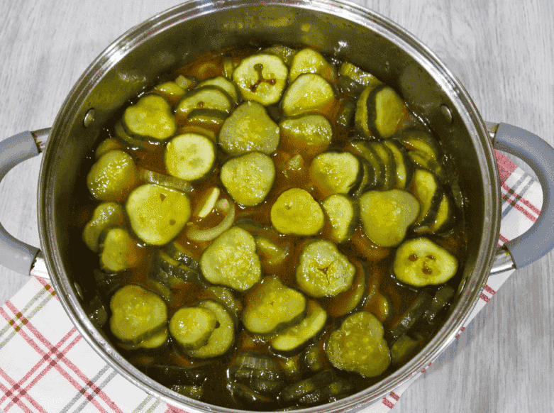 Смачний салат з огірків у томатній заливці на зиму: класний рецепт перевірений роками